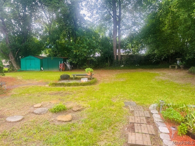 view of yard featuring an outbuilding