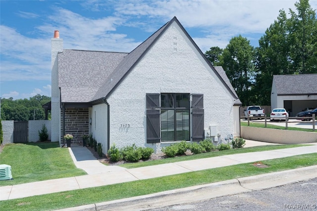 view of front of home featuring a front lawn