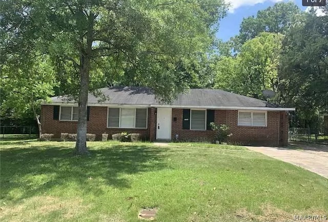 ranch-style house featuring a front lawn