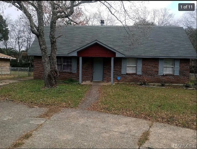 view of front of property featuring a front lawn