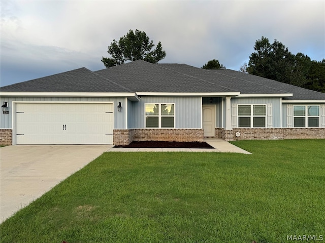 view of front facade featuring a garage and a front yard