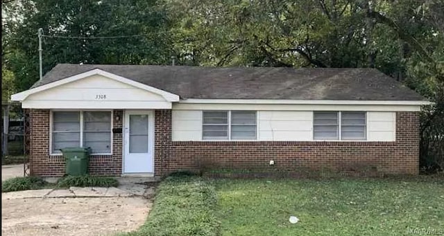 view of front of home featuring a front yard