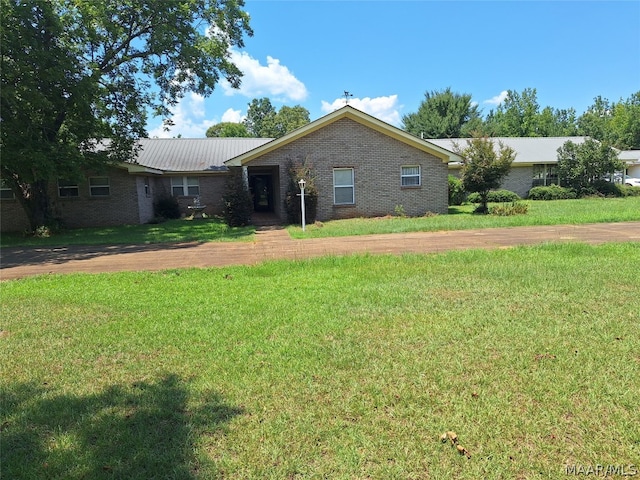 view of front of house featuring a front yard