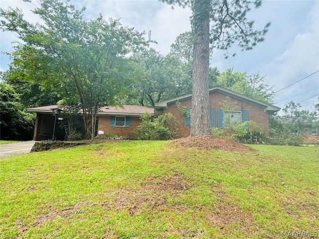 ranch-style house featuring a front lawn