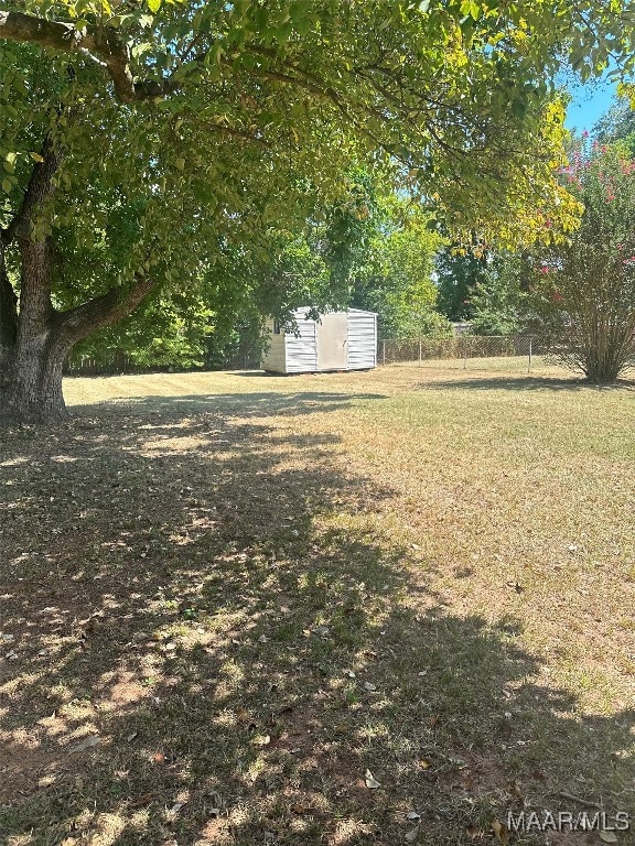 view of yard featuring a storage unit