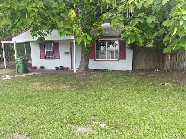 view of front of property featuring a front yard