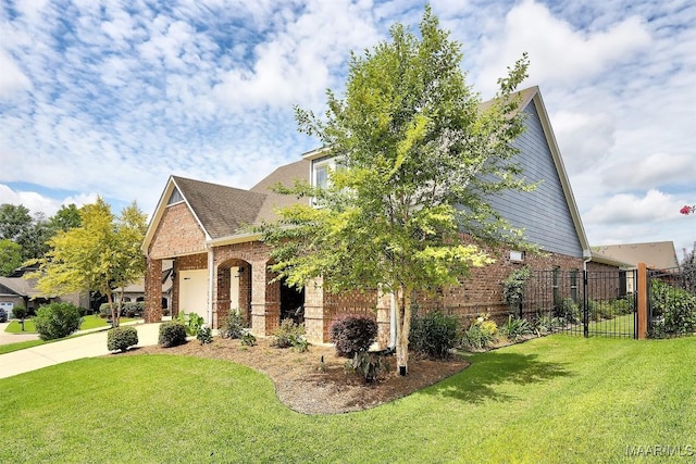 view of front of home featuring a front lawn