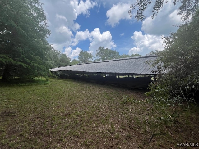 view of side of property featuring a lawn