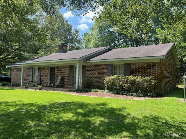 single story home featuring a front lawn