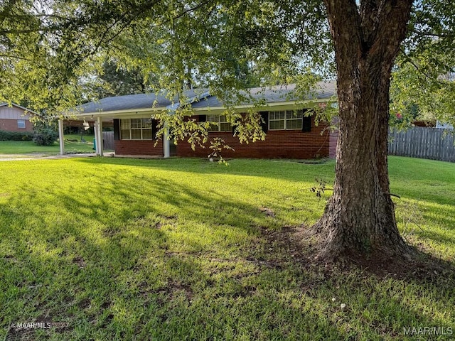 ranch-style house featuring a front lawn