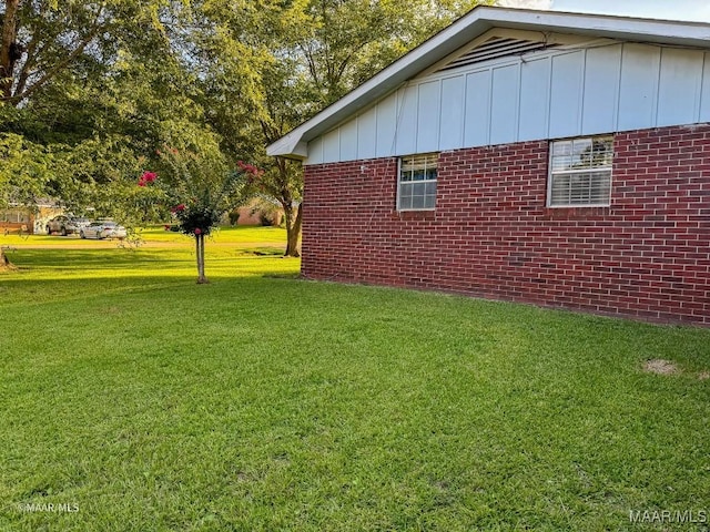 view of side of property featuring a lawn