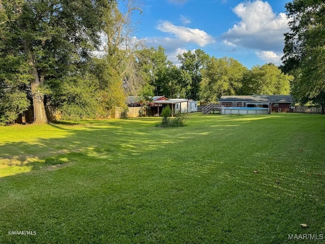 view of yard with a swimming pool