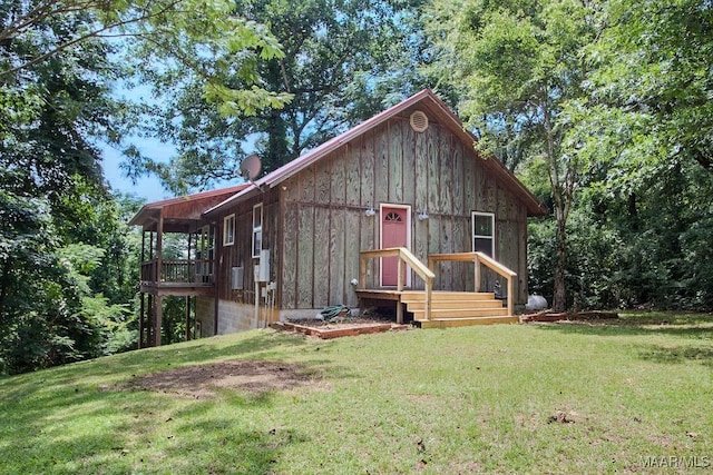 view of front facade featuring a front yard