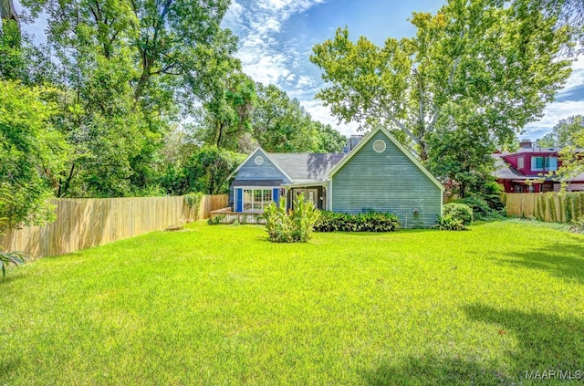 view of front of house featuring a front yard