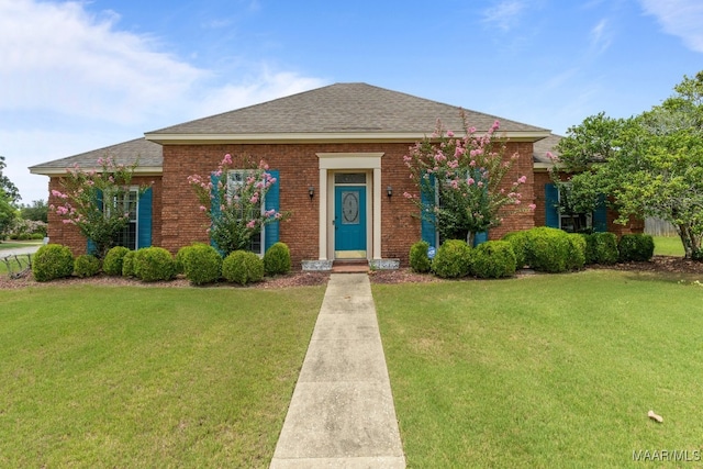 view of front of house featuring a front yard