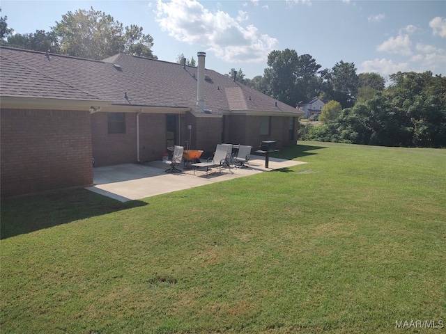 view of yard featuring a patio