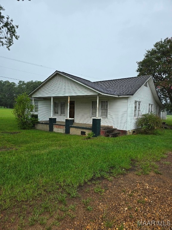 view of front of house featuring a porch and a front yard