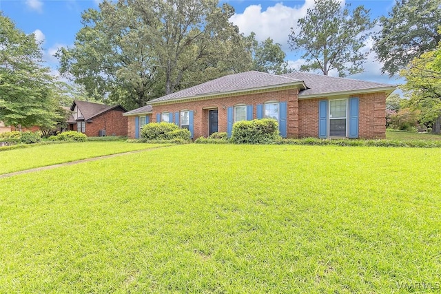 ranch-style home featuring a front lawn