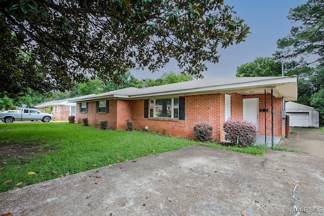 ranch-style house featuring a front lawn and a garage