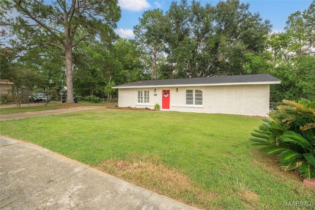 view of front of house featuring a front lawn