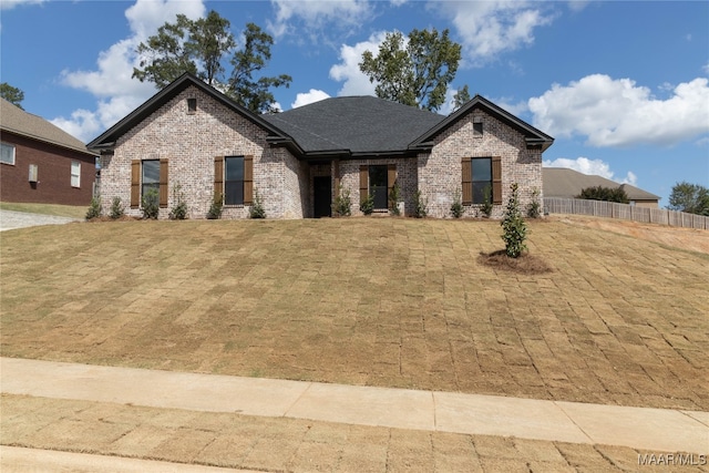 view of front of home featuring a front lawn