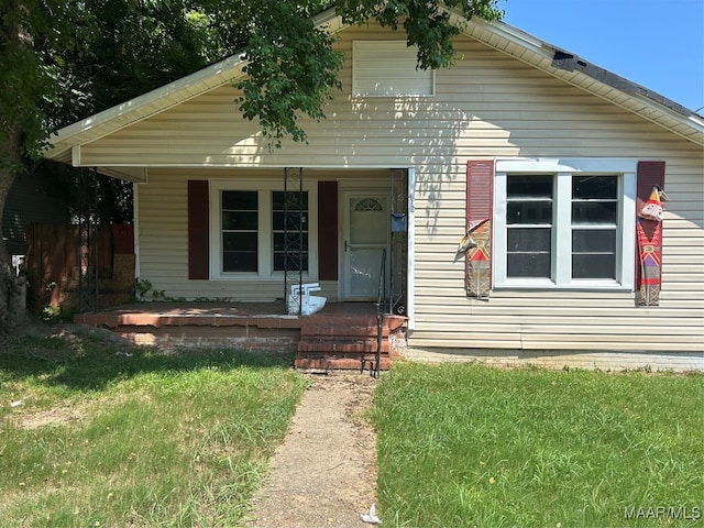 bungalow-style house featuring a front lawn