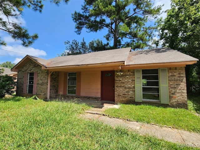 ranch-style house featuring a front yard