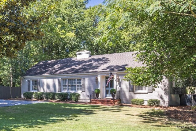 view of front facade with a front lawn