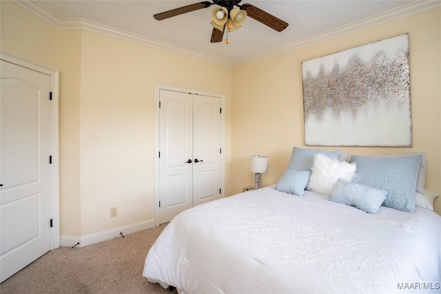 bedroom with a closet, ceiling fan, carpet flooring, and ornamental molding