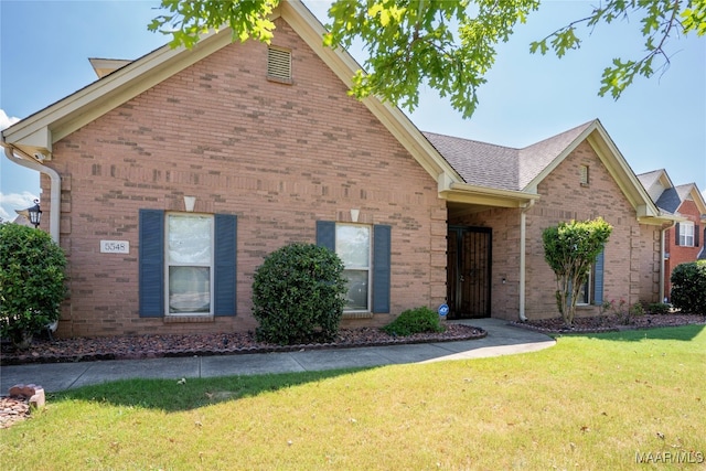 view of front of property featuring a front lawn