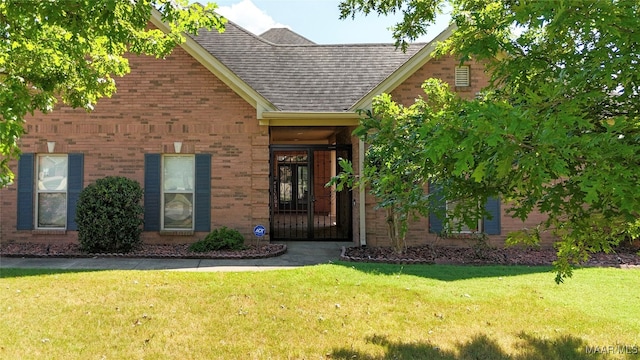 view of front of property with a front yard