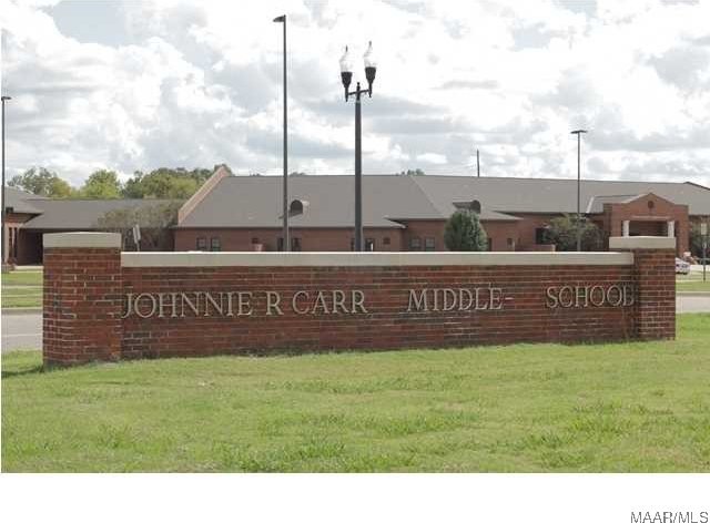 community sign with a yard