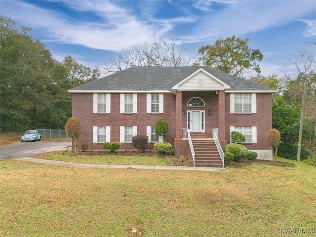 view of front of property featuring a front yard