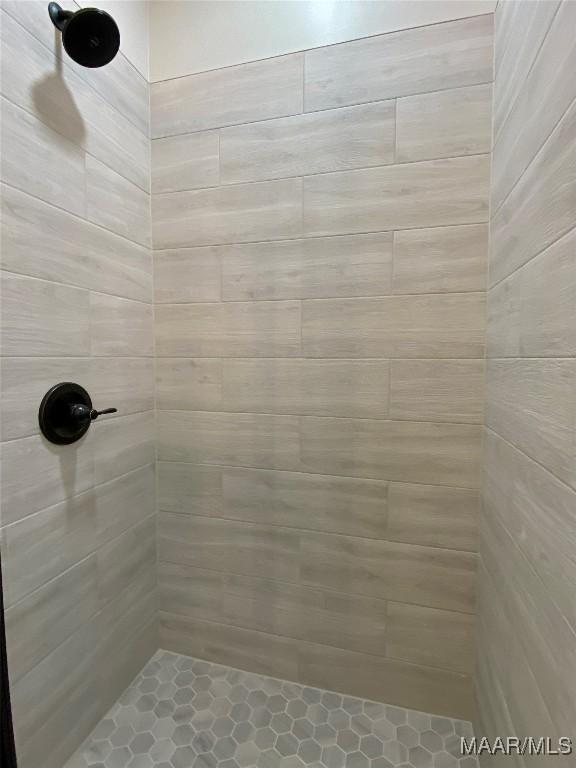 bathroom featuring a tile shower