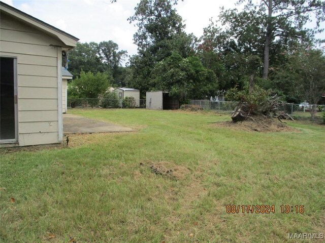 view of yard featuring a shed