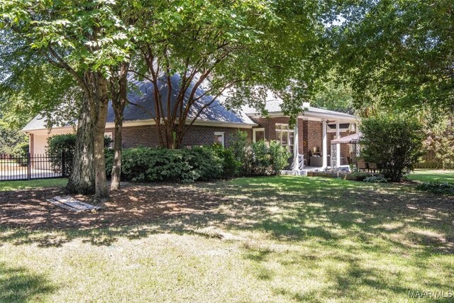 view of front facade with a front lawn