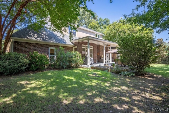 view of front of property featuring a front yard