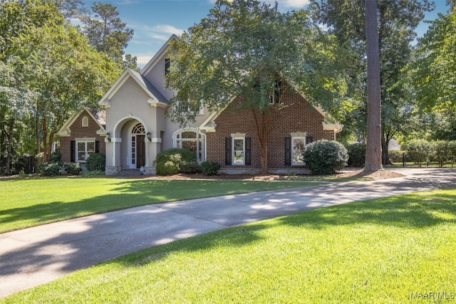 view of front of home featuring a front yard