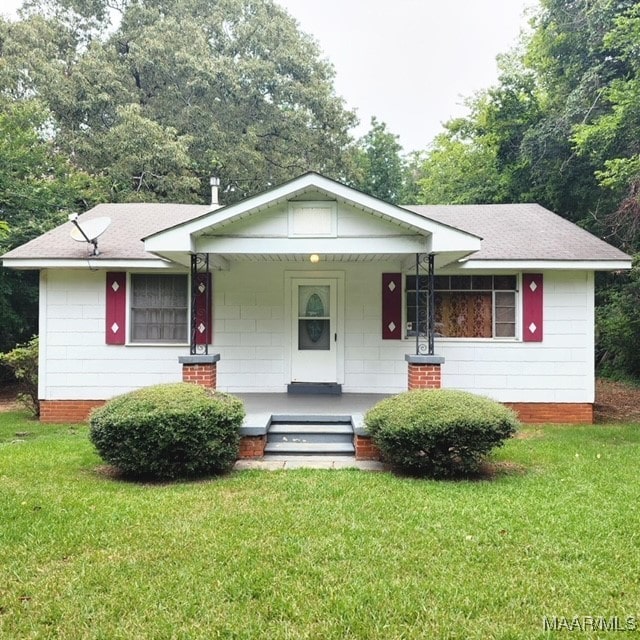 single story home featuring a front lawn and covered porch