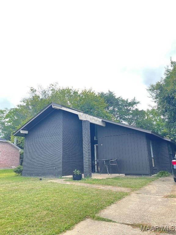 view of outdoor structure with a lawn