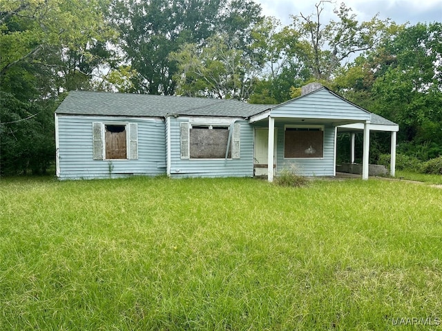 view of front of house featuring a front lawn