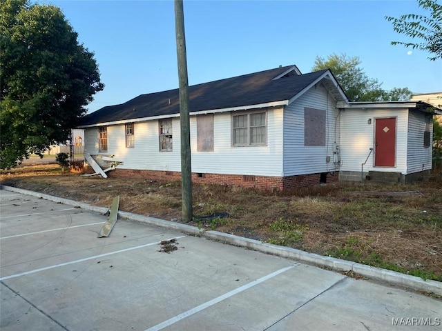 1207 Highland Ave, Selma, AL 36701 - single story home with entry steps, uncovered parking, and crawl space