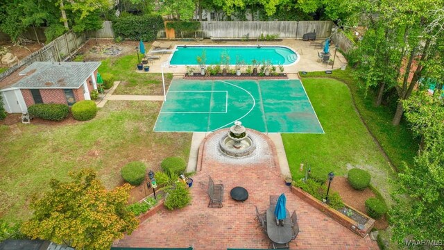 view of swimming pool featuring a yard