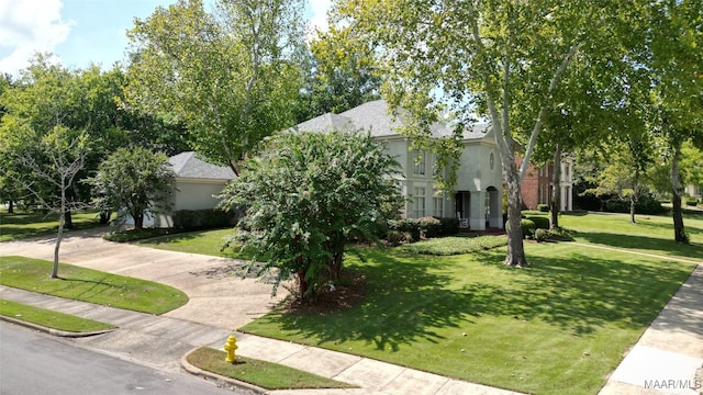 view of front of house featuring a front yard