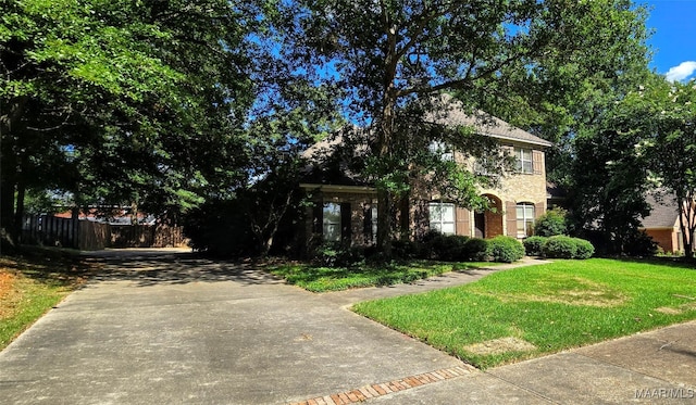 view of front of property featuring a front yard