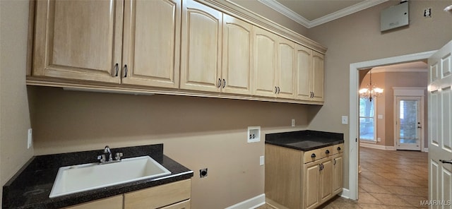 laundry area with sink, a notable chandelier, cabinets, hookup for a washing machine, and crown molding