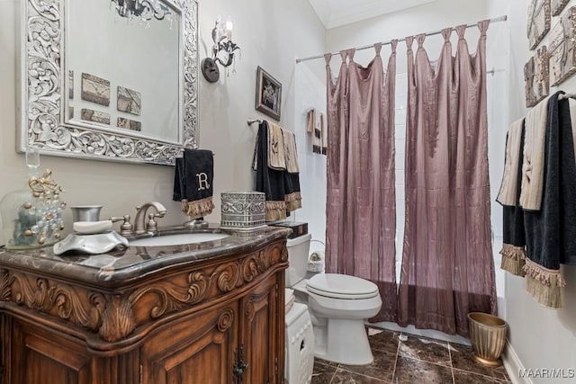 full bathroom featuring toilet, shower / bath combo with shower curtain, crown molding, and vanity