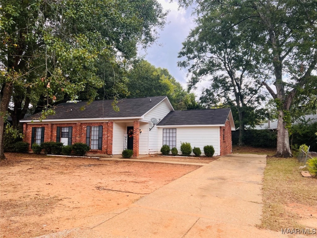 single story home featuring a garage