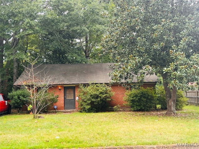 single story home with a front lawn