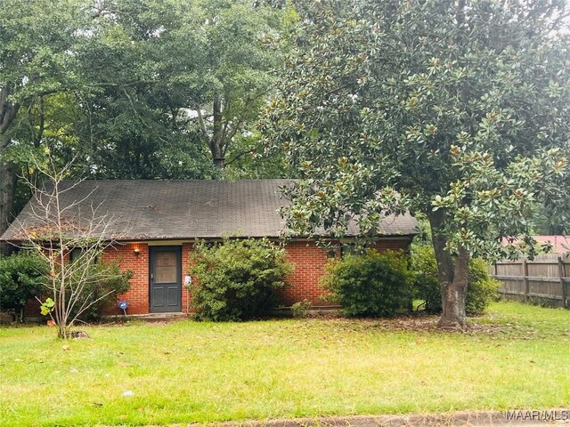 single story home featuring a front yard